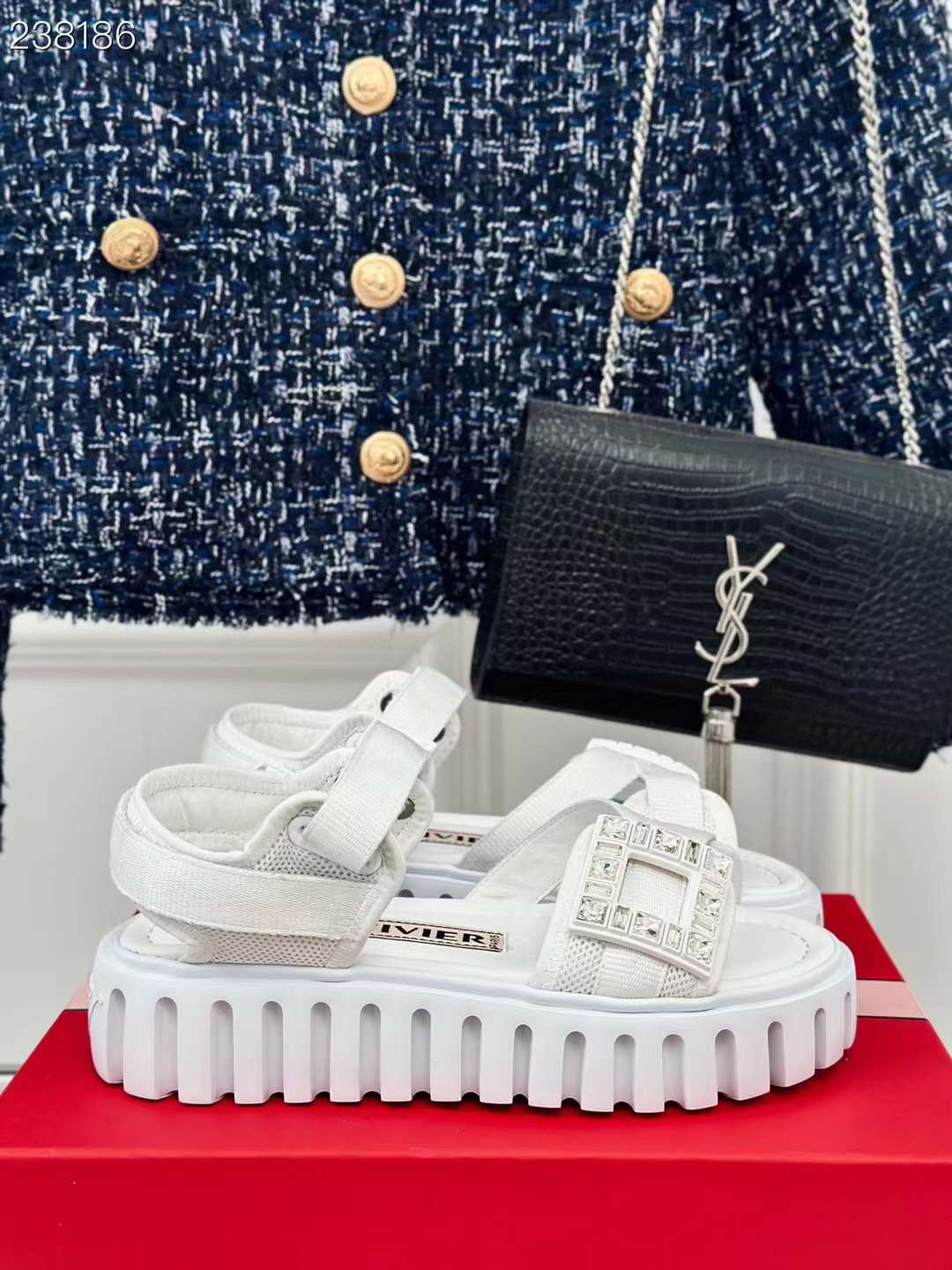 로저 비비에 24ss 여성 샌들 Roger Vivier Viv’ Go Thick Trekky Strass Buckle Technical Fabric Sandal White